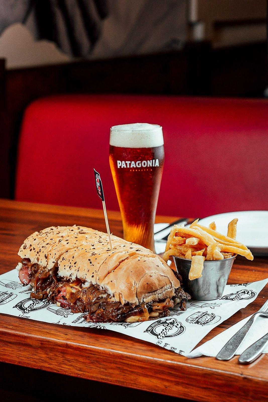 Sándwich con papas y cerveza, fotografía gastronómica