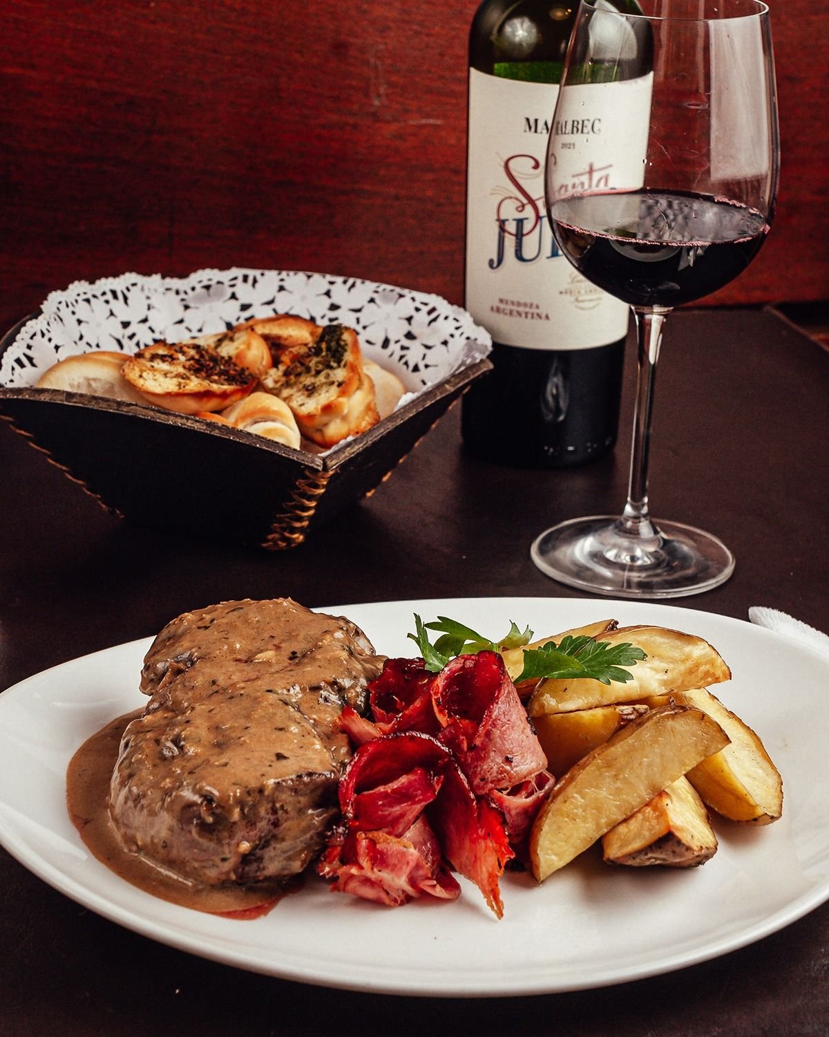 Plato de carne con vino tinto