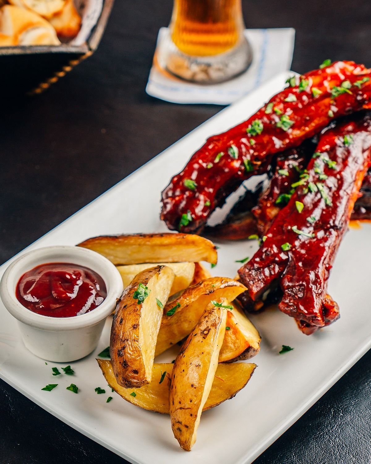 Costillas con papas rústicas