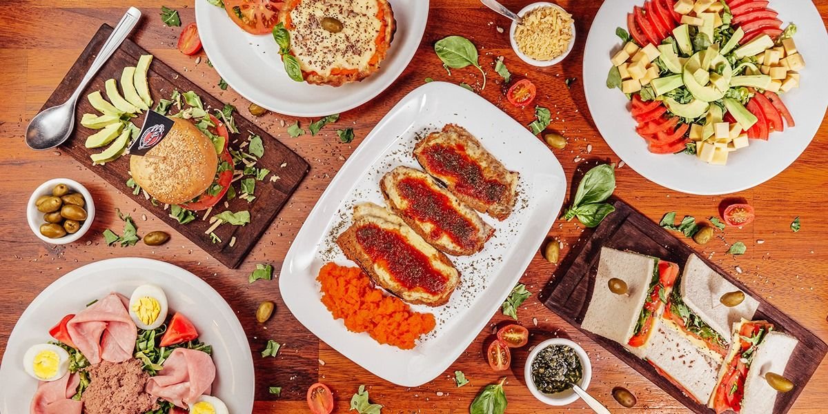 Mesa con platos variados, producción gastronómica